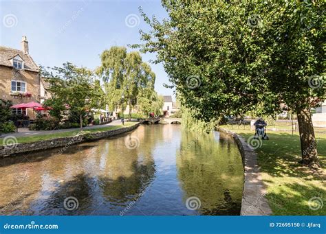 Bourton on the water editorial image. Image of bridge - 72695150