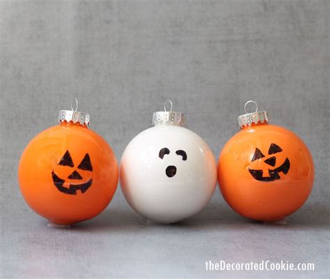 easy Halloween ornaments -- fun Halloween decorations and kids craft