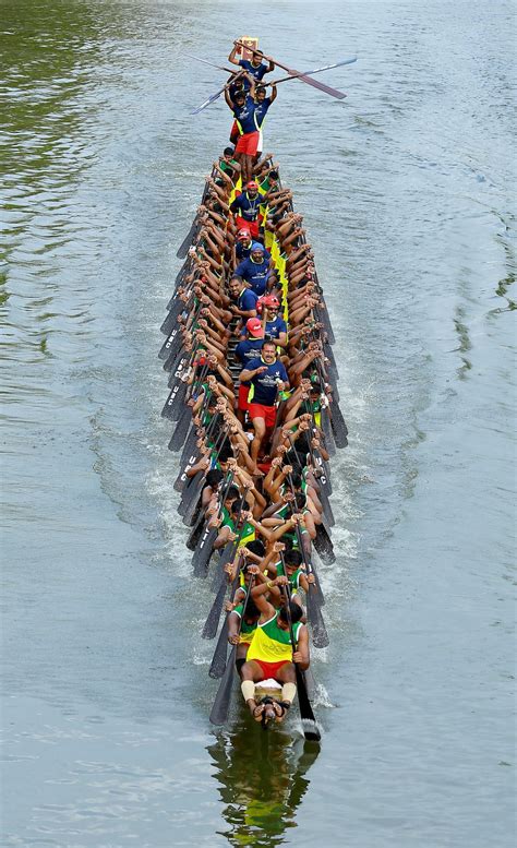 The great snake boat race of India - BBC News