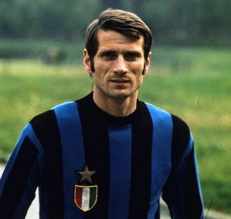 Giacinto Facchetti of Inter Milan in 1968. | Inter milan, Squadra di calcio, Giocatori di calcio