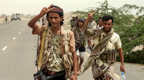 Yemenis flee as Saudi-led coalition pounds Hodeida port