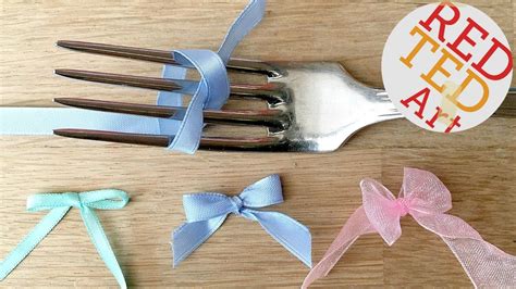 Looking how to make a perfect bow for scrapbooking, smashbooks or crafts? Take a look at this ...