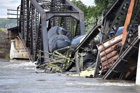 Montana Train Derailment Sends Freight Cars Into Yellowstone River - The New York Times