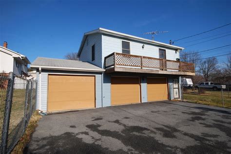 CarProperty.com / Small Home, Big Garage, Summit Point