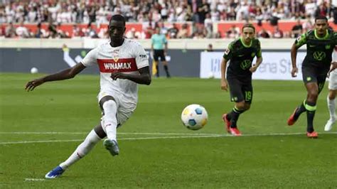 Record-breaking Guirassy scores hat-trick to put Stuttgart top - Sports - Dunya News