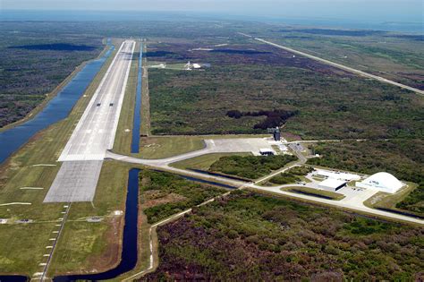 kennedy space center - Why is the Shuttle Landing Facility runway surrounded by water? - Space ...