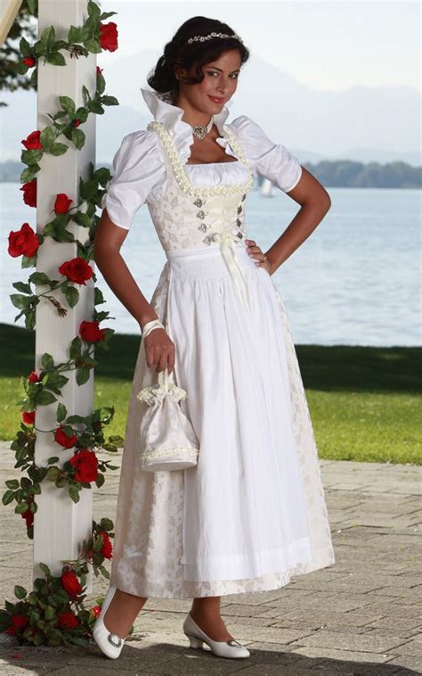 Hochzeitsdirndl 2012 (Chiemseer Dirndl & Tracht) | Dirndl brautkleid, Hochzeitskleid dirndl ...