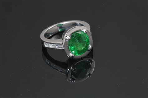 Tsavorite Garnet | Green | 5.09 ct - International Gem Society