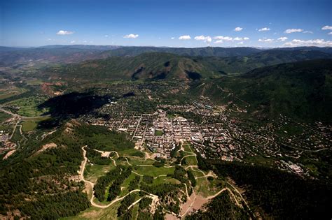 8 Iconic Mountain Towns in Colorado | Best to Live and Visit This Summer