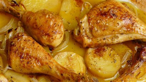 Pollo asado al horno con patatas y cebolla - Cocina Casera y Facil