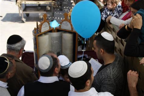 File:Bar Mitzvah Wailing Wall 2012.jpg - Wikimedia Commons