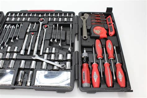 Husky Hand Tool Set. 25+ Pieces | Property Room