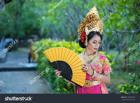 17,769 Traditional bali dress Images, Stock Photos & Vectors | Shutterstock