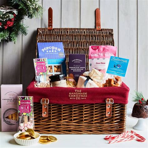 How to make a Christmas hamper – ideas, styles and tips for creating ...