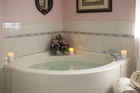 23 Pennsylvania Hotels with Hot Tub, Whirlpool or JACUZZI® in room