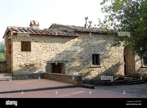 typical tuscan house (Birthplace of Leonardo da Vinci Stock Photo - Alamy