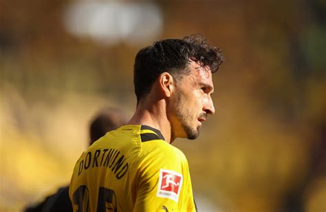 Mats Hummels signs contract extension with Borussia Dortmund