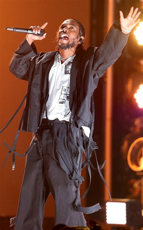 Kendrick Lamar Electrifies 2018 Grammys With Opening Performance - E ...