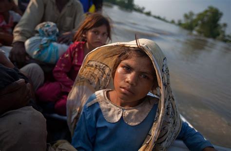 Extraordinary Pics On Flood Victims In Pakistan | Unp.me