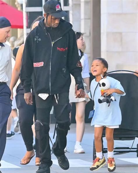 Travis Scott went out with his daughter and wore a pair of TRAVIS SCOTT ...