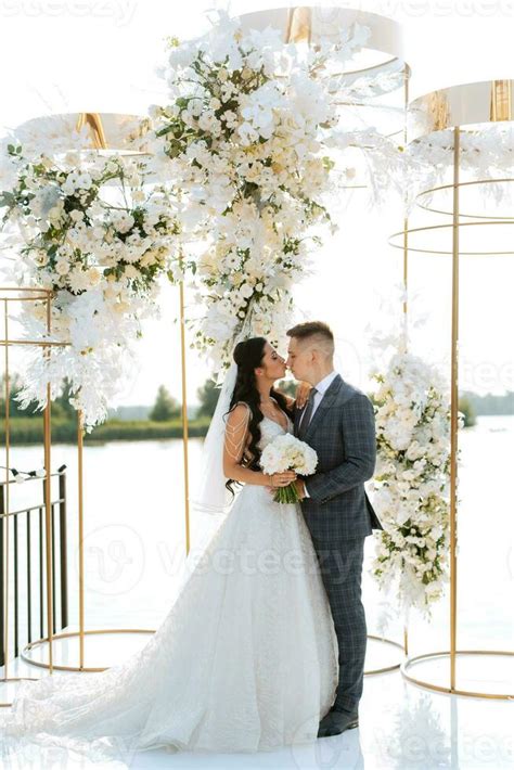 wedding ceremony of the newlyweds on the pier 22520909 Stock Photo at ...