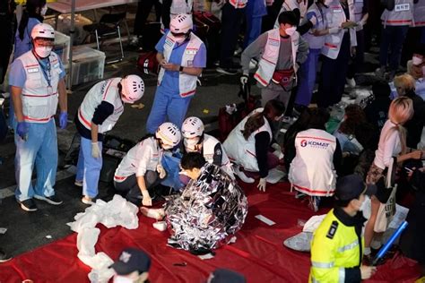 South Korea grieving after more than 150 die in Halloween crowd surge | CBC News