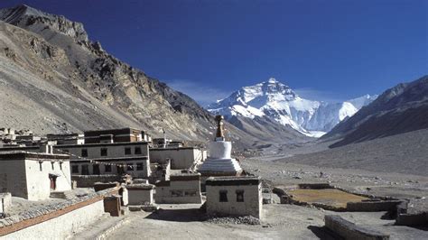 China closes its Everest base camp to tourists - BBC News