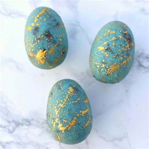 How to make chocolate Easter eggs with an egg mold square - Make Life Lovely