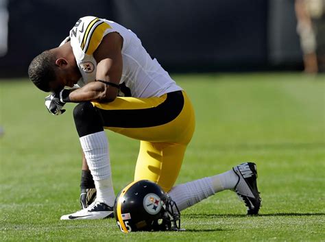 Pittsburgh Steelers safety Ryan Clark kneels and prays following the ...