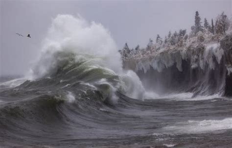 Photos: Massive waves hit Minnesota's North Shore amid winter storm ...