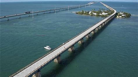 Boat breaks anchor and strikes Seven Mile Bridge in Keys | Miami Herald