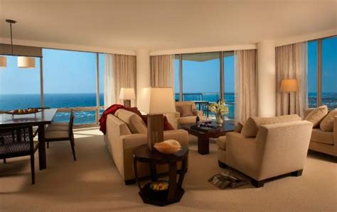 Trump Waikiki overlooking Waikiki Beach: fotografía de Trump International Hotel Waikiki ...