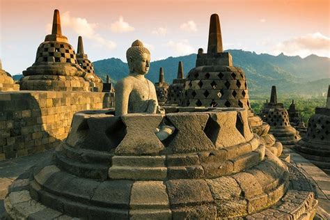 Yogyakarta Morning Tour with Borobudur Temple Sunrise, Lunch 2024