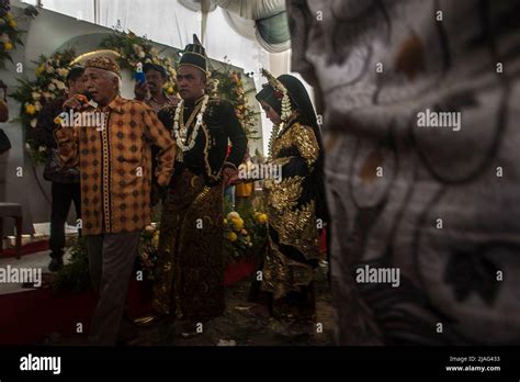 The wedding of residents, Sri Wahyuni and Yudi Pratama Lubis took place using Javanese culture ...