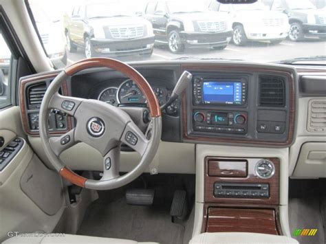 2004 Cadillac Escalade EXT - Information and photos - MOMENTcar