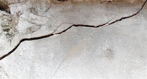 Cracked Concrete Wall. Longitudinal Cracks Stock Image - Image of house, cracks: 249267239