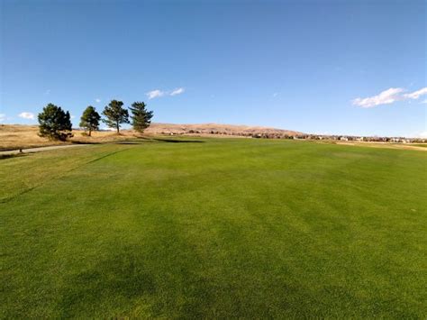 Green Grass and Blue Sky Landscape – Photos Public Domain