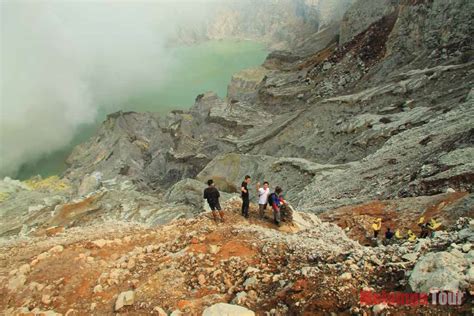 Ijen crater blue fire tour from Banyuwangi - local guide service ...