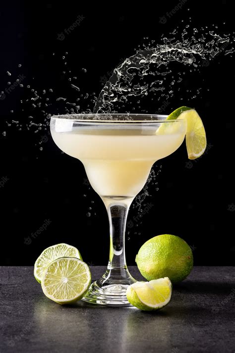 Premium Photo | Classic daiquiri cocktail splashing in glass