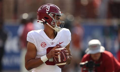 Alabama QB Bryce Young goes to the locker room with an injury vs Arkansas