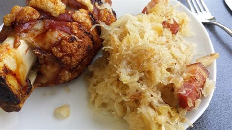 Haxe mit Sauerkraut vom Grill Rice, Meat, Chicken, German Recipes, Food, Souffle Dish, Berries ...