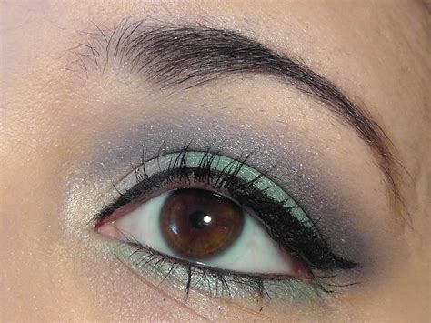 Cherie's Beauty Blog: Revlon ColorStay 16 Hour Eyeshadow in Inspired Review