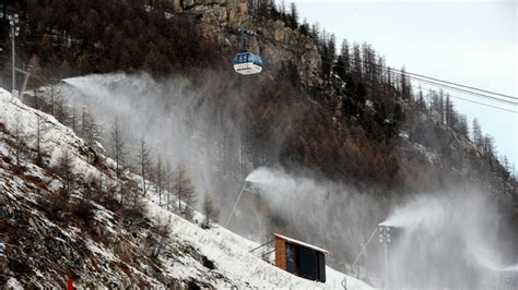 French ski resorts worried over snow's no-show