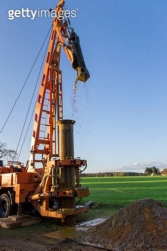 Groundwater well drilling. 이미지 (1181566335) - 게티이미지뱅크