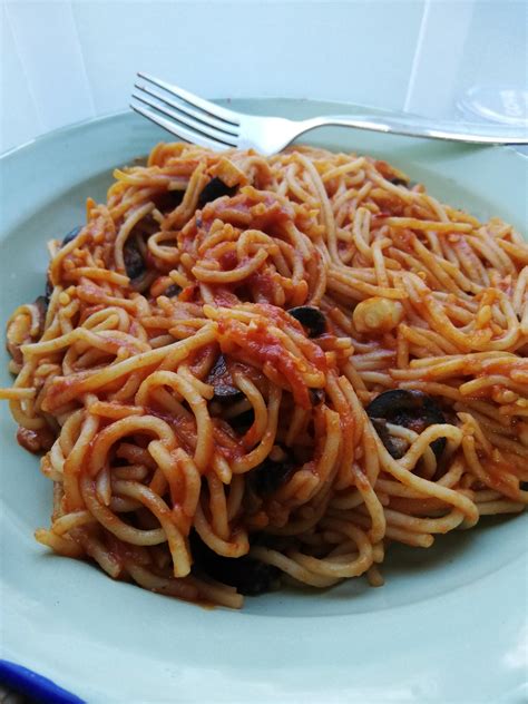 [Homemade] Spaghetti in tomato sauce with black olives and garlic. : r/food