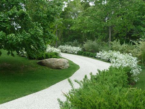 Landscaping Ideas Along A Driveway / Charming Country Home Driveways Natural Driveway ...