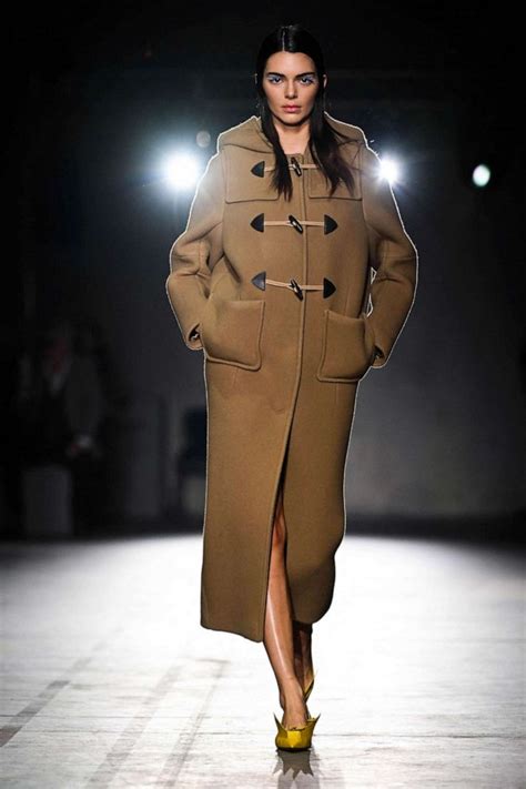 See Kendall Jenner strut for Prada's fall/winter 2023 show - ABC News