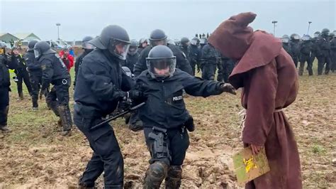 'Mud wizard' taunts German police stuck at coal protest