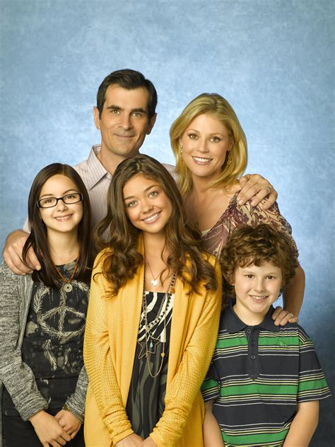 Modern Family - Season 1 Promo | Cast modern family, Modern family, Family tv