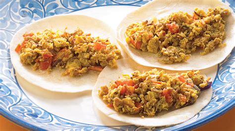 Tacos de machaca con huevo y salsa morita | Recetas de Comida